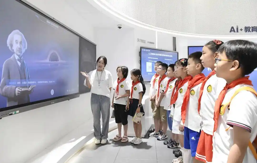 小学生用AI写小说赚到2万版税！Alpha世代该如何驾驭AI