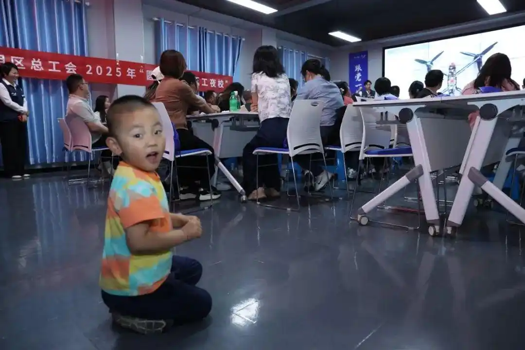 AI应用、无人机、直播带货……“爆款”课程进夜校！