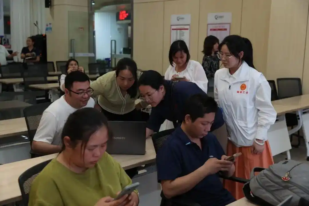 AI应用、无人机、直播带货……“爆款”课程进夜校！
