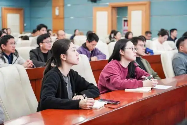 深圳首批“AI公务员”上岗，网友：混日子的可以下岗了