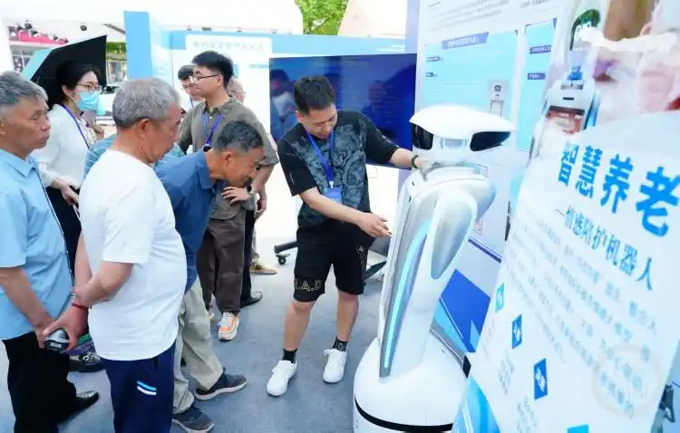 AI“望闻问切”、机器人穿战甲……知识产权周重庆上演未来科技秀