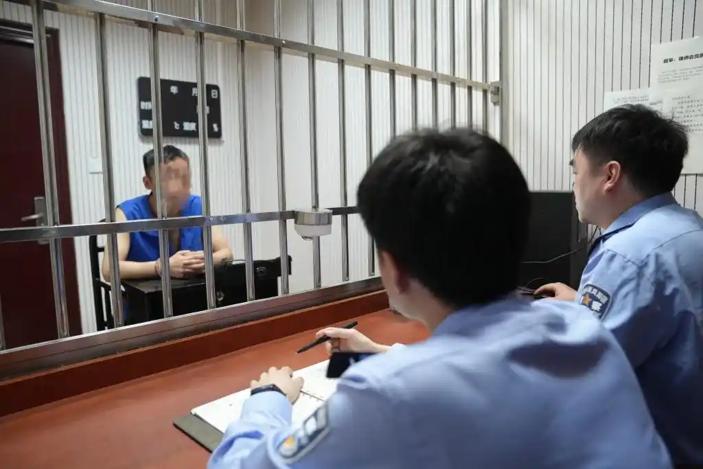 医学泰斗客死他乡？AI小作文批量如何炮制？对话已被抓获的网络水军成员