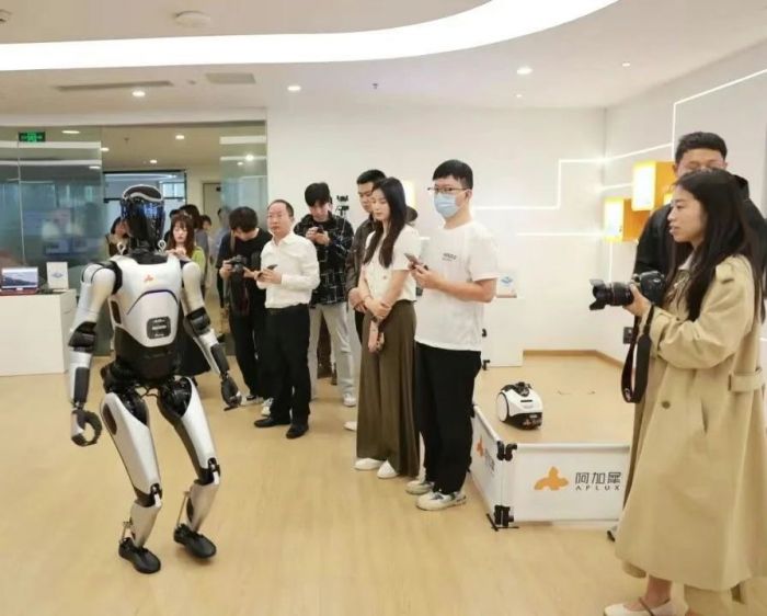技术破圈、产业聚势 媒体一线见证成都人工智能与机器人企业高质量发展新气象