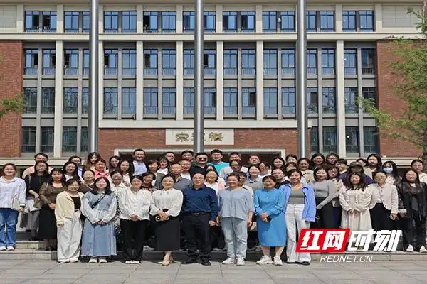 株洲市南方中学举办“AI赋能高中语文作文思辨性提升”联合教研活动